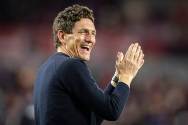 Brentford teknik direktörü Keith Andrews, Liverpool 'u Premier League maçında yenmesini kutluyor Brentford Liverpool' a karşı Gtech Community Stadyumu, Londra, 25 Ekim 2025 