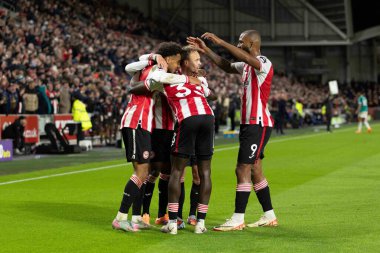 Brentford 'dan Kevin Schade Premier League maçında 2-0 önde ve Brentford-Liverpool maçını Londra' daki Gtech Community Stadyumu 'nda 25 Ekim 2025' de kutluyor. 