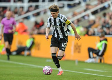 Newcastle United takımından Anthony Gordon, 25 Ekim 2025 'te St. James' s Park, Newcastle 'da oynanan Premier League maçı sırasında kanadı kırdı.