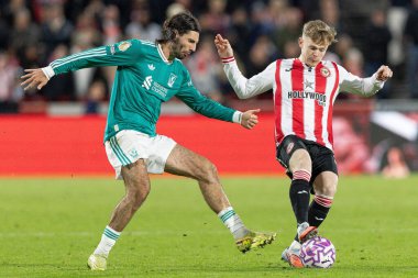 Liverpool 'dan Dominik Szoboszlai Brentford Premier Lig karşılaşmasında Brentford' a karşı Liverpool 'da 25 Ekim 2025' de Londra 'daki Gtech Community Stadyumu' nda Keane Lewis-Potter ile mücadele etti. 