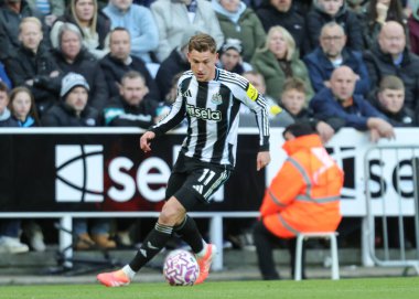 Newcastle United takımından Harvey Barnes, 25 Ekim 2025 'te St. James' s Park, Newcastle, İngiltere 'de oynanan Premier League karşılaşmasında kanadı dağıttı.