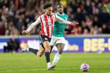 Liverpool 'dan İbrahima Konat, Premier Lig karşılaşmasında Brentford' dan Kevin Schade 'e karşı Gtech Community Stadyumu, Londra, Birleşik Krallık' ta 25 Ekim 2025 'de oynanan karşılaşmada savunma mücadelesi veriyor. 