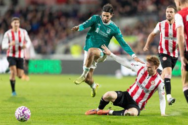 Brentford 'dan Sepp van den Berg, Liverpool' dan Dominik Szoboszlai 'yi Premier League karşılaşmasında yendi. Brentford, Liverpool' a karşı Gtech Community Stadyumu, Londra, Birleşik Krallık, 25 Ekim 2025 