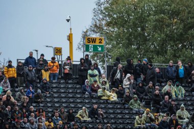 Wolves taraftarları Premier Lig maçında Wolverhampton Wanderers, Burnley 'e karşı Molineux, Wolverhampton, Birleşik Krallık' ta 26 Ekim 2025 'de yağmurda oturuyorlar.
