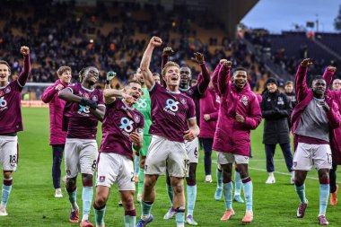 Burnley 'den Zian Flemming, 26 Ekim 2025 tarihinde İngiltere' nin Wolverhampton kentinde oynanan Premier League maçında Wolverhampton Wanderers - Burnley maçında taraftarlarıyla galibiyeti kutluyor.