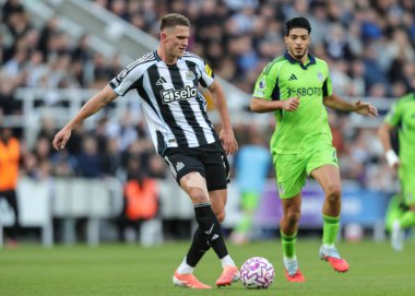 ,Sven Botman Premier Lig maçında pas veriyor. Newcastle United, Fulham 'a karşı St. James' s Park, Newcastle, İngiltere, 25 Ekim 2025 