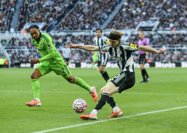 Newcastle United takımından Anthony Gordon, 25 Ekim 2025 'te St. James' s Park, Newcastle, İngiltere 'de oynanan Premier League maçı sırasında topu çaprazlıyor. 