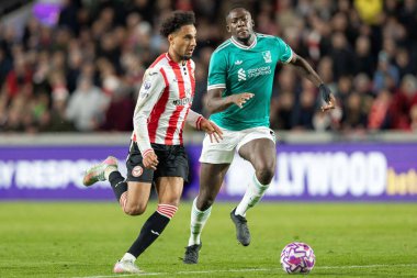 Liverpool 'dan İbrahima Konat, Premier Lig karşılaşmasında Brentford' dan Kevin Schade 'e karşı Gtech Community Stadyumu, Londra, Birleşik Krallık' ta 25 Ekim 2025 'de oynanan karşılaşmada savunma mücadelesi veriyor.