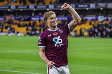 Burnley 'den Zian Flemming, 26 Ekim 2025 tarihinde İngiltere' nin Wolverhampton kentinde oynanan Premier League maçında Wolverhampton Wanderers - Burnley maçında taraftarlarıyla galibiyeti kutluyor.