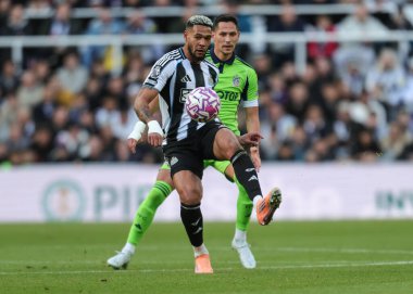 Newcastle United takımından Joelinton, Premier League maçında topu geçti. Newcastle United, Fulham 'a karşı St. James' s Park, Newcastle, İngiltere, 25 Ekim 2025