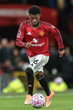 Manchester United takımından Amad Diallo, Manchester United ve Hove Albion maçında 25 Ekim 2025 'te Old Trafford, Manchester' da topa vurdu.