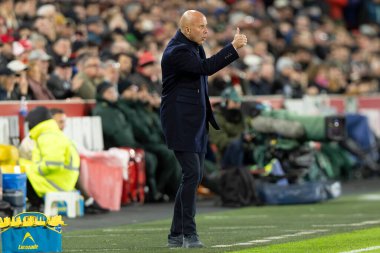 Liverpool Premier Lig maçında Arne Slot teknik direktörü Brentford Liverpool 'a karşı The Gtech Community Stadyumu, Londra, Birleşik Krallık, 25 Ekim 2025 