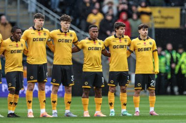 Oyuncular, çalışanlar ve taraftarlar Premier Lig maçından önce Wolverhampton Wanderers - Burnley maçında 26 Ekim 2025 'te Molineux, Wolverhampton, İngiltere' de bir dakikalık saygı duruşunda bulundular.