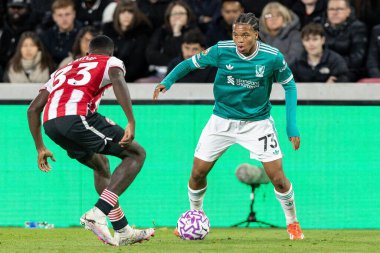 Brentford 'dan Michael Kayode, Liverpool' lu Rio Ngumoha 'ya Premier Lig karşılaşmasında baskı yapıyor Brentford Liverpool' a karşı Gtech Community Stadyumu, Londra, Birleşik Krallık, 25 Ekim 2025 