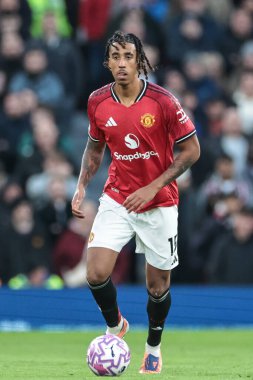 Manchester United takımından Leny Yoro, Manchester United ve Hove Albion maçında 25 Ekim 2025 'te Old Trafford, Manchester' da topa vurdu.