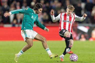 Liverpool 'dan Dominik Szoboszlai Brentford Premier Lig karşılaşmasında Brentford' a karşı Liverpool 'da 25 Ekim 2025' de Londra 'daki Gtech Community Stadyumu' nda Keane Lewis-Potter ile mücadele etti. 