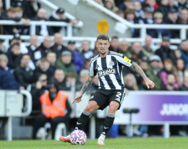 Newcastle United takımından Kieran Trippier, Premier League maçında topu geçti. Newcastle United, Fulham 'a karşı St. James' s Park, Newcastle, 25 Ekim 2025