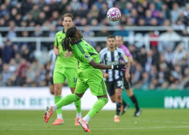 Fulham 'dan Calvin Bassey Premier Lig karşılaşmasında topu kontrol ediyor. Newcastle United, St.James' s Park, Newcastle, İngiltere 'de 25 Ekim 2025' de Fulham 'a karşı. 