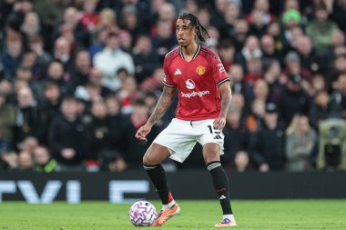 Manchester United 'dan Leny Yoro Premier Lig karşılaşmasında topla birlikte Manchester United ve Hove Albion' a karşı Old Trafford, Manchester, Birleşik Krallık 'ta, 25 Ekim 2025