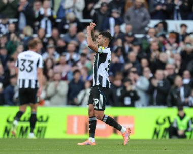 Newcastle United takımından Bruno Guimaraes, 25 Ekim 2025 'te St. James' s Park, Newcastle 'da oynanan Premier League maçında liderliği ele geçirmesini kutluyor.