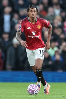 Manchester United takımından Leny Yoro, Manchester United ve Hove Albion maçında 25 Ekim 2025 'te Old Trafford, Manchester' da topa vurdu.