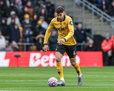 Wolverhampton Wanderers 'dan Santiago Bueno Premier League maçında Wolverhampton Wanderers, Molineux, Wolverhampton' da Burnley 'e karşı, 26 Ekim 2025 