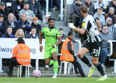 Fulham 'dan Adama Traore, Premier Lig maçı Newcastle United' a karşı Fulham maçında 25 Ekim 2025 'de St. James' s Park, Newcastle, İngiltere 'de topa vurdu. 