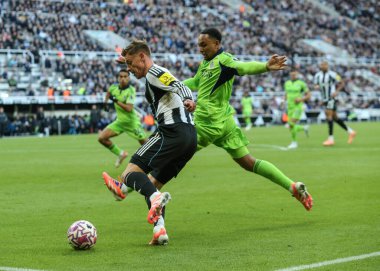 Newcastle United takımından Harvey Barnes, 25 Ekim 2025 'te St. James' s Park, Newcastle, İngiltere 'de oynanan Premier League maçı sırasında topu çaprazlıyor. 