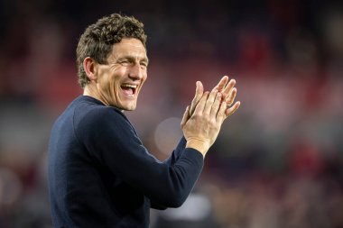 Brentford teknik direktörü Keith Andrews, Liverpool 'u Premier League maçında yenmesini kutluyor Brentford Liverpool' a karşı Gtech Community Stadyumu, Londra, 25 Ekim 2025 