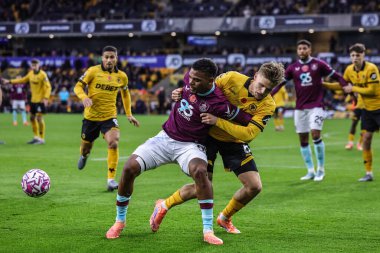 Wolverhampton Wanderers 'dan David Mller Wolfe, Burnley Premier Lig maçında Wolverhampton Wanderers ile Molineux, Wolverhampton, Birleşik Krallık' ta 26 Ekim 2025 'de oynanan karşılaşmada Burnley' li Lyle Foster 'ı geride tutuyor.