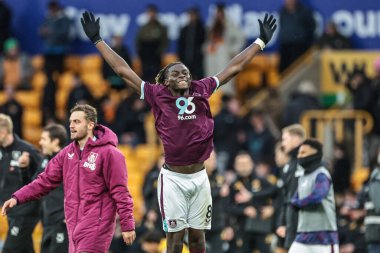 Burnley 'den Lesley Ugochukwu, 26 Ekim 2025 tarihinde İngiltere' nin Wolverhampton kentinde oynanan Premier League karşılaşmasında Wolverhampton Wanderers - Burnley maçında galibiyeti kutluyor.