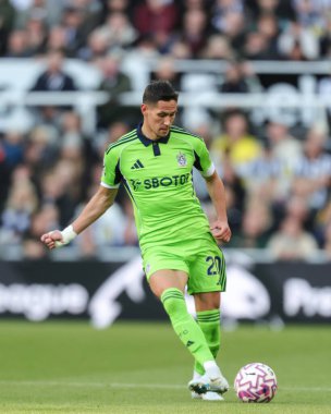 Fulham 'dan Sasa Lukiç Premier Lig karşılaşmasında topu geçti. Newcastle United, St.James' s Park, Newcastle, İngiltere 'de 25 Ekim 2025' de Fulham 'a karşı.