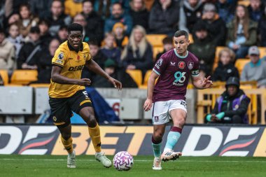 Burnley 'den Josh Cullen, Wolverhampton Wanderers - Burnley maçı sırasında Wolverhampton Wanderers - Molineux, Wolverhampton, Birleşik Krallık' ta 26 Ekim 2025 'de Marshall Munetsi' nin baskısıyla pas verdi.