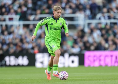 Fulham 'dan Emile Smith Rowe, Premier League maçı Newcastle United ile Fulham maçında 25 Ekim 2025' te St. James 's Park, Newcastle, İngiltere' de top yakaladı.