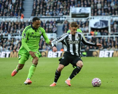 Newcastle United 'dan Harvey Barnes, Premier League maçı Newcastle United' ın St.James 's Park, Newcastle, İngiltere' de 25 Ekim 2025 'te Fulham' a karşı oynadığı maçta Fulham 'lı Kenny Tete' yi durdurdu.