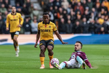 Wolverhampton Wanderers takımından Jhon Arias, Burnley 'li Quilindschy Hartman' a karşı Premier League maçında Wolverhampton Wanderers 'a karşı Molineux, Wolverhampton, Birleşik Krallık, 26 Ekim 2025' de oynanan karşılaşmada yenildi.