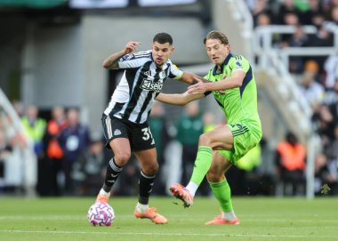 Newcastle United takımından Bruno Guimaraes, Premier League maçı Newcastle United ile Fulham maçında 25 Ekim 2025 'te St. James' s Park, Newcastle 'da Sander Berge' i durdurdu.