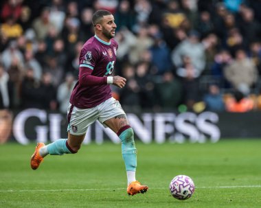 Burnley 'den Kyle Walker, Premier Lig maçı sırasında Wolverhampton Wanderers' a karşı Molineux, Wolverhampton, Birleşik Krallık 'ta 26 Ekim 2025' de oynanan maçta topu aldı.
