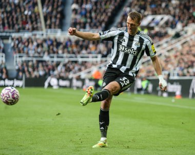 Newcastle United takımından Dan Burn, Premier League maçında Newcastle United 'ın Fulham' a karşı oynadığı St.James 's Park, Newcastle, İngiltere' de 25 Ekim 2025 'de topu kutuya atıyor.