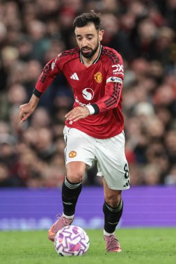 Manchester United takımından Bruno Fernandes, Manchester United ile Brighton ve Hove Albion arasında oynanan 25 Ekim 2025 'te Old Trafford, Manchester' da oynanan Premier League maçında topu aldı.