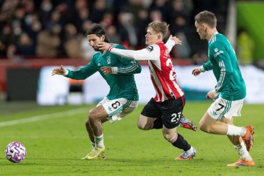 Liverpool 'dan Dominik Szoboszlai Brentford Premier Lig karşılaşmasında Brentford' a karşı Liverpool 'da 25 Ekim 2025' de Londra 'daki Gtech Community Stadyumu' nda Keane Lewis-Potter ile mücadele etti. 