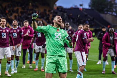 Burnley kalecisi Martin Dubravka, Premier League maçında Wolverhampton Wanderers, Burnley 'e karşı Molineux, Wolverhampton, Birleşik Krallık' ta 26 Ekim 2025 'de oynanan maçta taraftarlarıyla galibiyeti kutluyor.