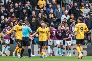 Burnley 'den Zian Flemming, 26 Ekim 2025 tarihinde İngiltere' nin Wolverhampton, Wolverhampton 'da oynanan Premier League maçında Wolverhampton Wanderers - Burnley maçında 0-2' lik galibiyetini kutluyor.