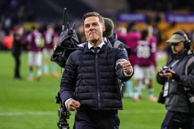 Burnley 'nin Scott Parker teknik direktörü, 26 Ekim 2025' te İngiltere 'nin Molineux kentinde oynanan Premier League maçında Wolverhampton Wanderers - Burnley maçında taraftarlarla galibiyeti kutluyor.