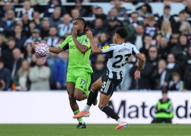 Newcastle United takımından Alex Iwobi ve Jacob Murphy Premier Lig maçında Newcastle United Fulham 'a karşı St. James' s Park, Newcastle, İngiltere, 25 Ekim 2025 