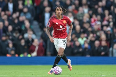 Manchester United takımından Leny Yoro, Manchester United ve Hove Albion maçında 25 Ekim 2025 'te Old Trafford, Manchester' da topa vurdu.