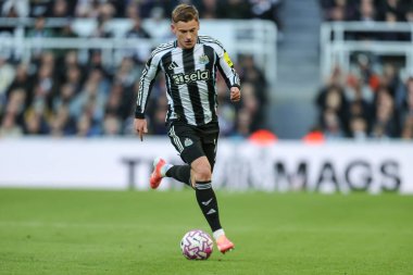Newcastle United takımından Harvey Barnes, 25 Ekim 2025 'te St. James' s Park, Newcastle, İngiltere 'de oynanan Premier League maçında topu düşürüyor. 