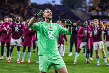 Burnley kalecisi Martin Dubravka, Premier League maçında Wolverhampton Wanderers, Burnley 'e karşı Molineux, Wolverhampton, Birleşik Krallık' ta 26 Ekim 2025 'de oynanan maçta taraftarlarıyla galibiyeti kutluyor.