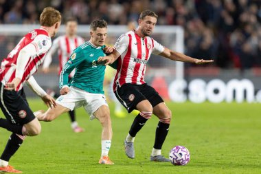 Brentford 'dan Jordan Henderson, Liverpool' lu Florian Wirtz 'ü Premier League maçı sırasında Gtech Community Stadyumu' nda Brentford Liverpool 'a karşı yendi. 