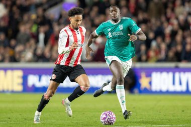 Liverpool 'dan İbrahima Konat, Premier Lig karşılaşmasında Brentford' dan Kevin Schade 'e karşı Gtech Community Stadyumu, Londra, Birleşik Krallık' ta 25 Ekim 2025 'de oynanan karşılaşmada savunma mücadelesi veriyor. 